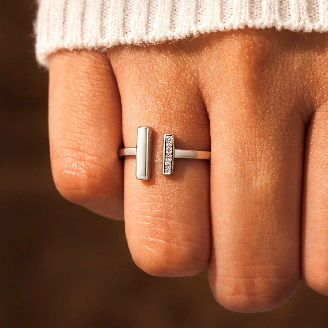 Elegant Modern Silver Bar Ring with Minimalist Rhinestone Detail
- ModishWorld