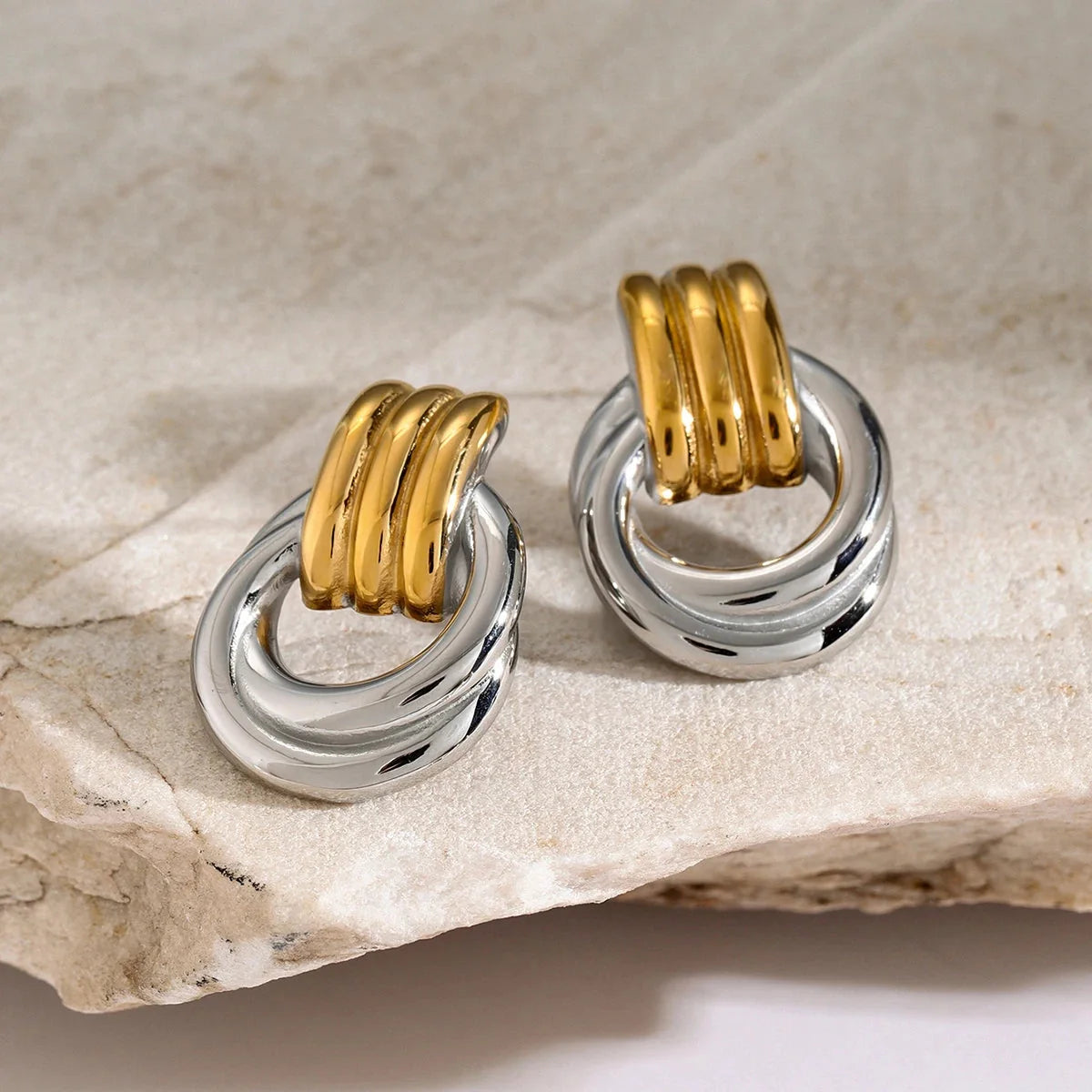 Elegant Metallic Napkin Rings in Silver and Gold – Modern Luxury Design
 - ModishWorld