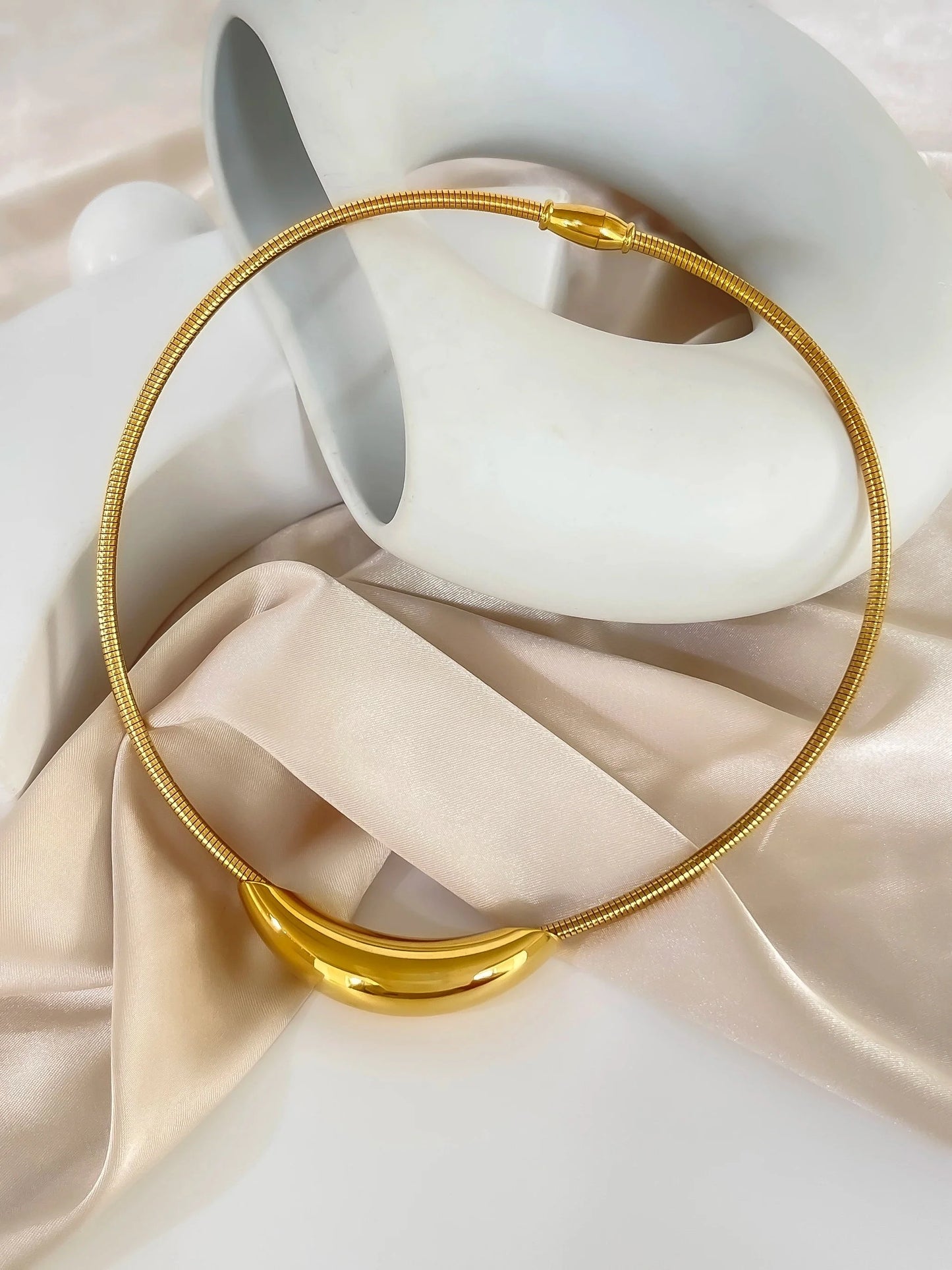 Modern Gold Crescent Choker Necklace: Minimalist, Sleek, Luxurious
 - ModishWorld