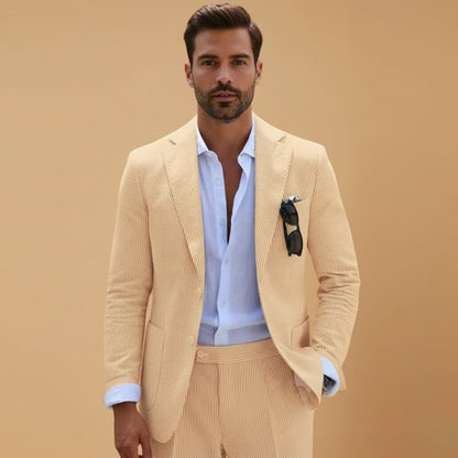 Classic 2-Piece Suit with Patterned Fabric and Slim Lapels